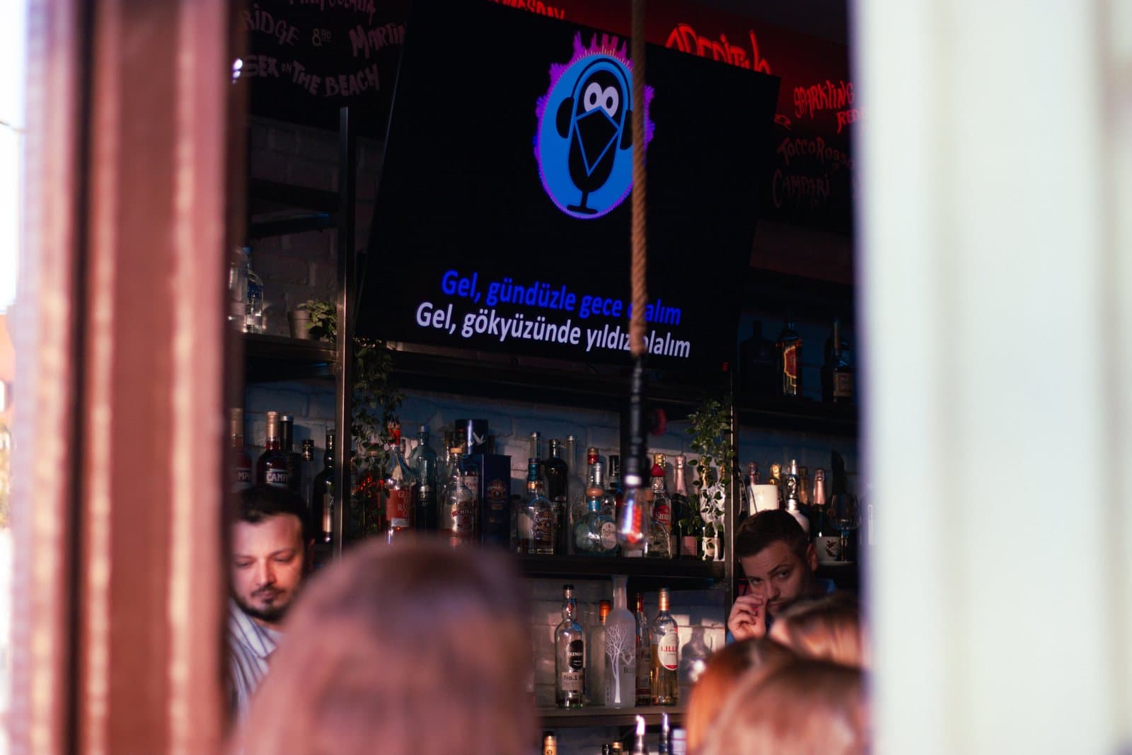 Gırgır Türkçe Karaoke gecesinden bir fotoğraf