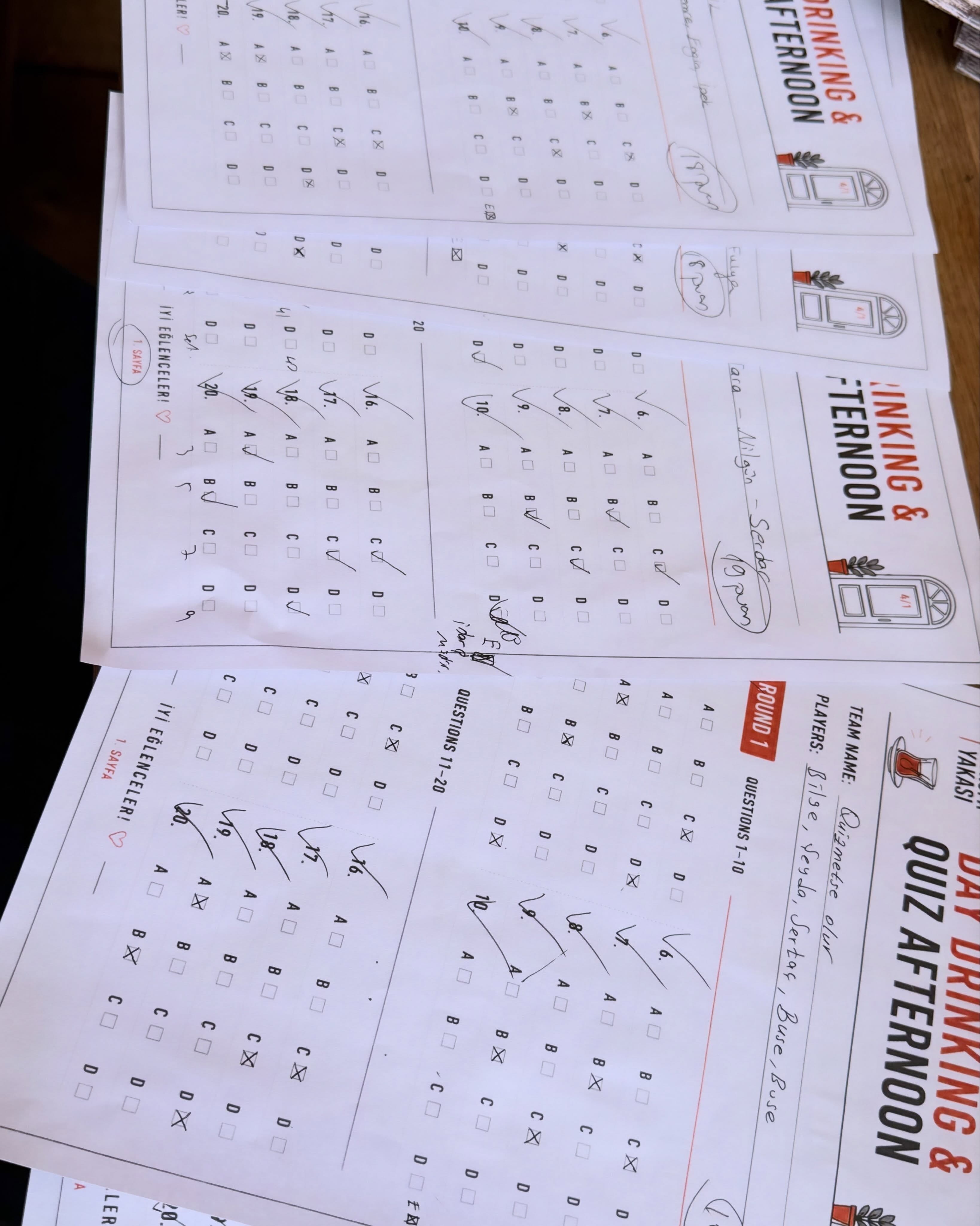 Gırgır Quiz and Day Drinking gecesinden bir fotoğraf