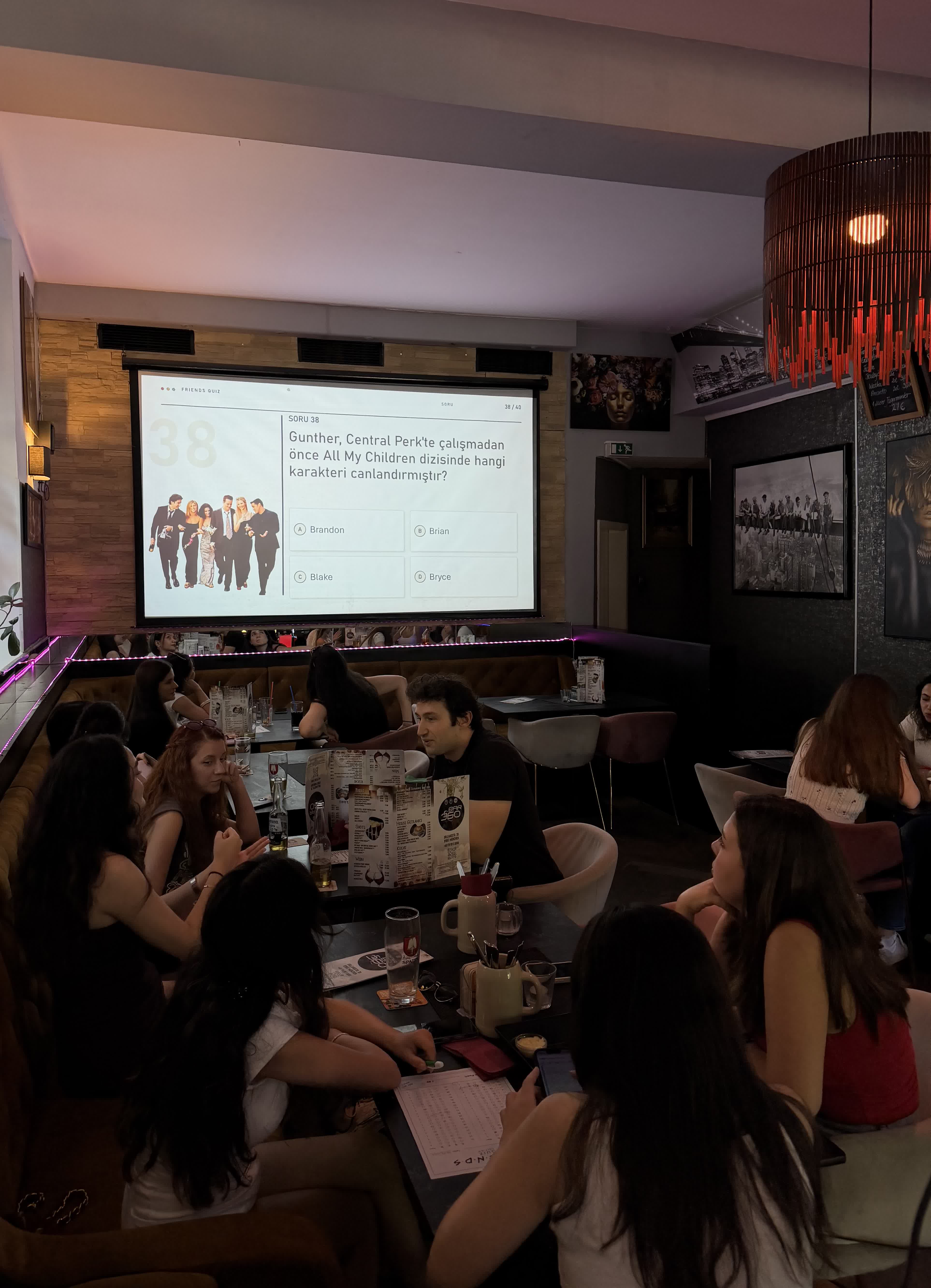 Gırgır Quiz and Day Drinking gecesinden bir fotoğraf