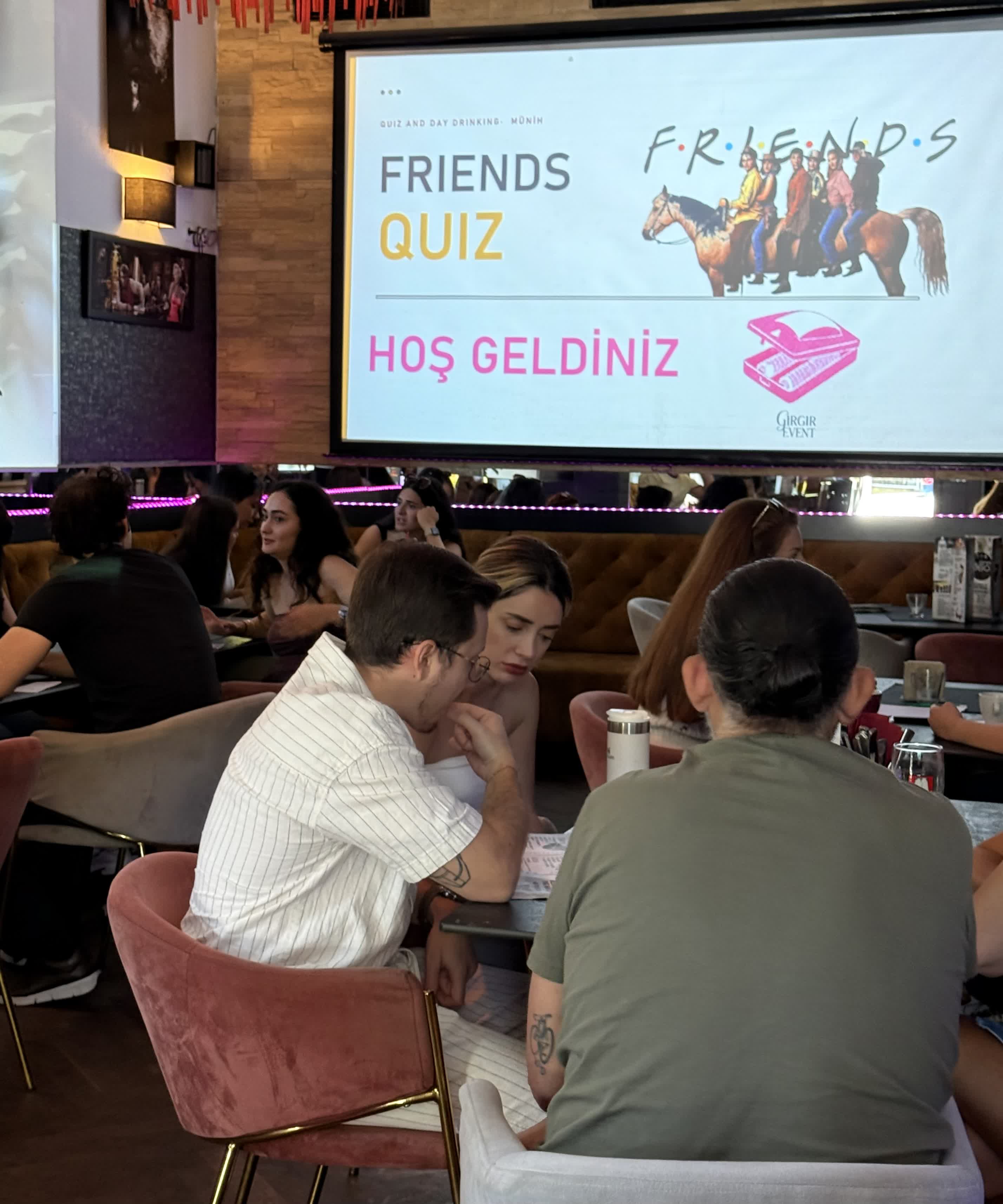 Gırgır Quiz and Day Drinking gecesinden bir fotoğraf